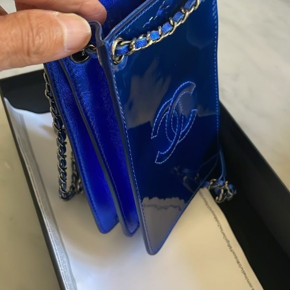 CHANEL PATENT LEATHER CC  CROSSBODY - Picture 5 of 7